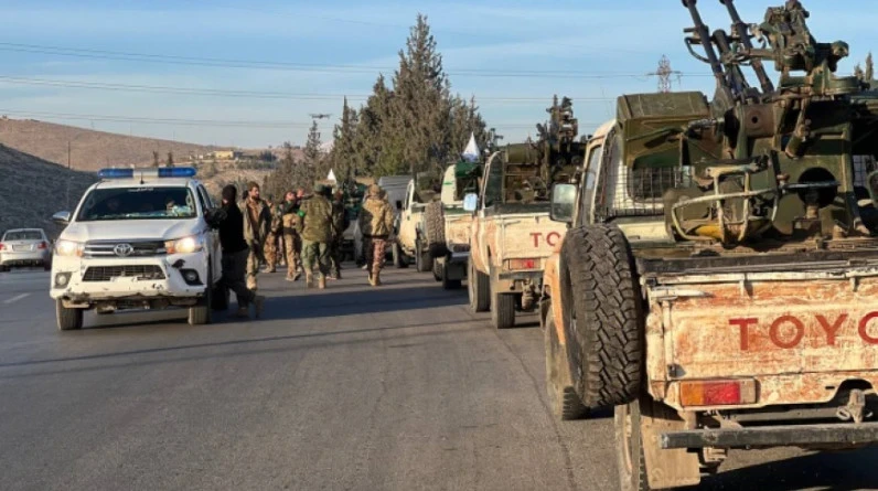 إدارة الأمـ.ـن العام تـشـن حمـلة أمنيـة على طريق دمشق–السويداء ضـ.ـد المطـ.ـلوبين