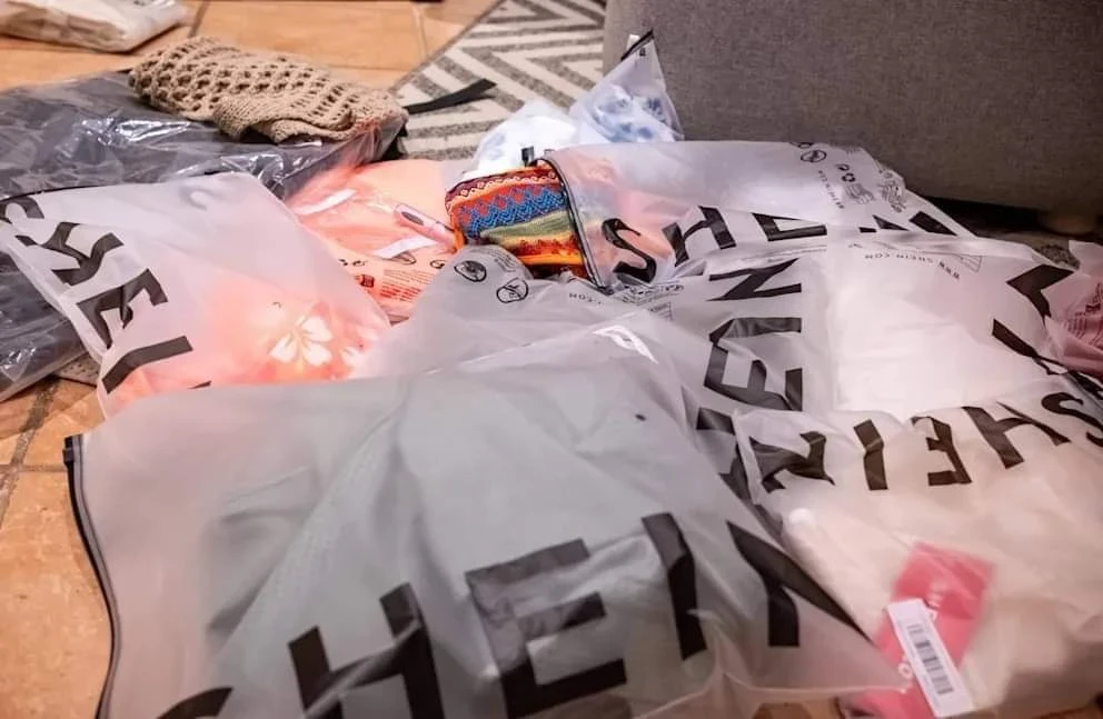 شابة سورية تتعـرض للدغة عـقرب داخل طـرد من الصين وتثيـر الجـدل على وسائل التواصل