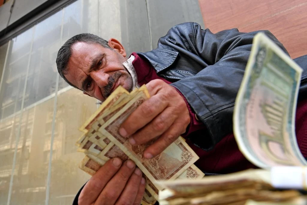 صور للعملة اللبنانية المنهـارة ممزقة في الشوارع