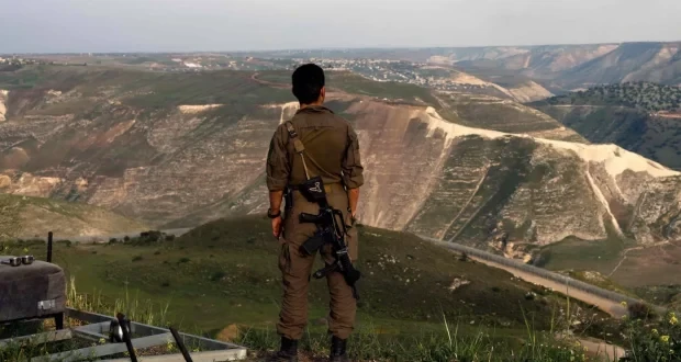 تقرير: الحكومة السورية الجديدة تواجه تحديات معقّدة على حدودها مع دول الجوار