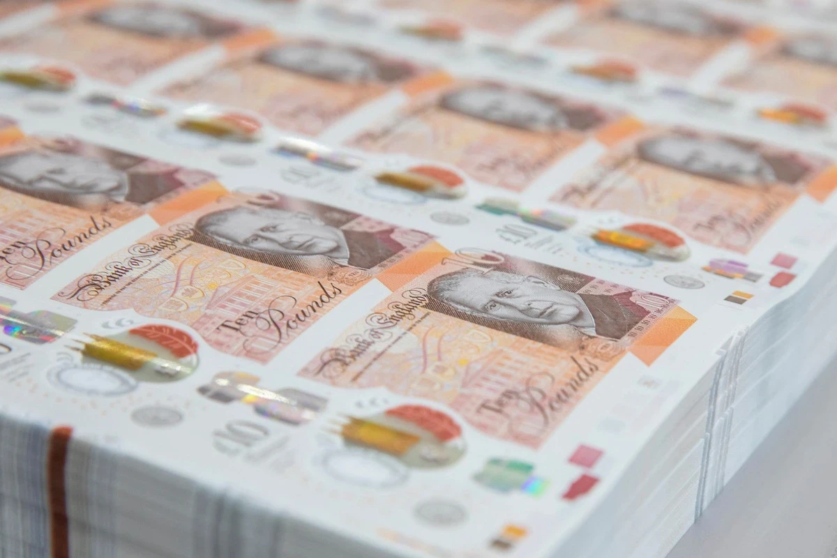 بريطانيا تدشن تداول الأوراق النقدية الجديدة بصورة الملك تشارلز - صور