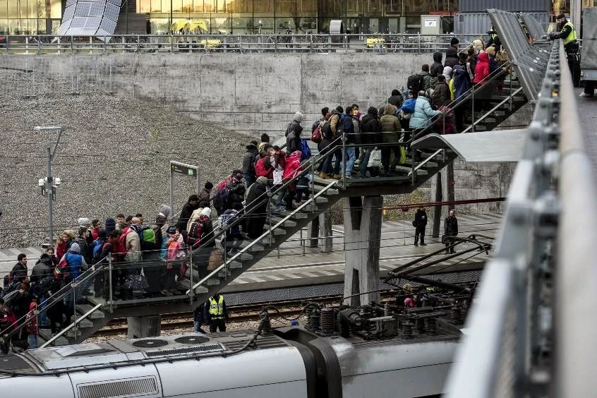 السويد تشدد سياسة اللجوء وتلغي الإقامة الدائمة