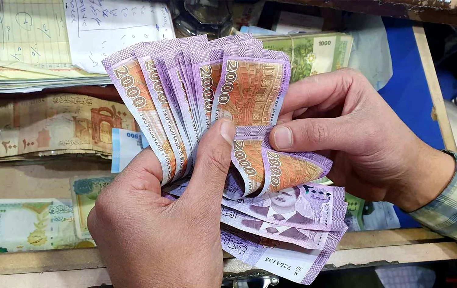 سعر صرف الليرة السورية عند افتتاح يوم الاثنين