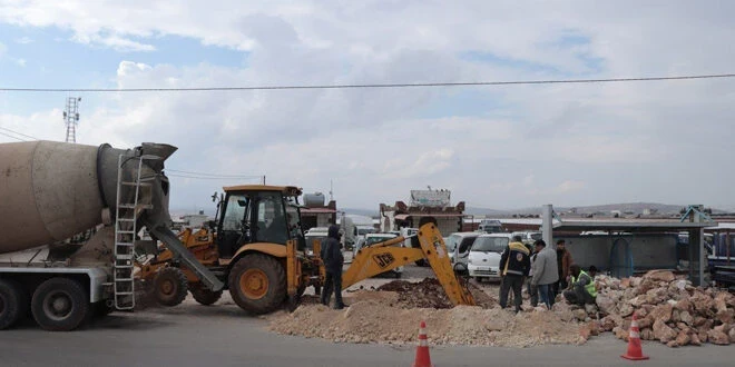 الدفاع المدني السوري يبدأ بناء جسور مشاة في إدلب لتأمين مرور المدنيين بأمان