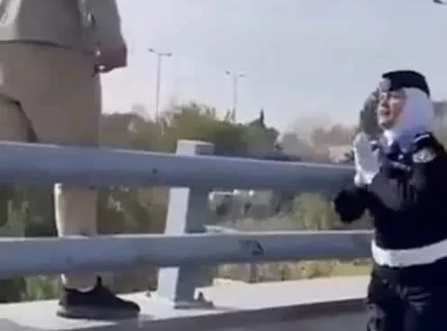 مشهد مـ.ـؤثر لشرطية اقنعت شاب بعدم الانـ.ـتحار لتـ.ـنهار في البـ.ـكاء