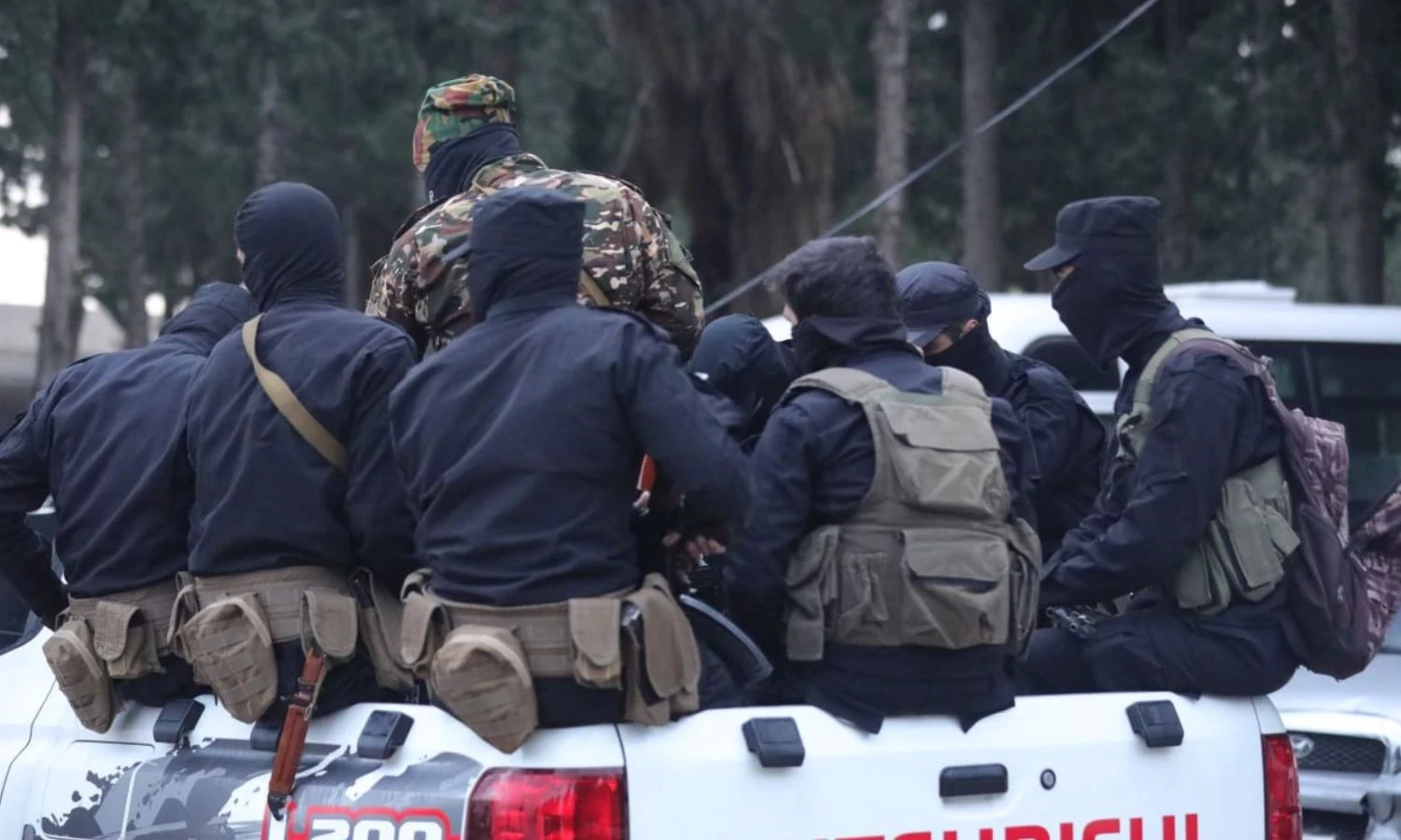 حملة أمنية واسعة في سوريا تطال النائب العام العسكري السابق وعدداً من ضباط النظام البائد