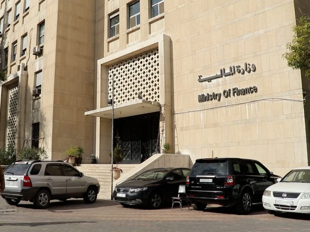 وزارة المالية تقدم مقترحات زيادة الرواتب لقطاعات التعليم والصحة في سوريا