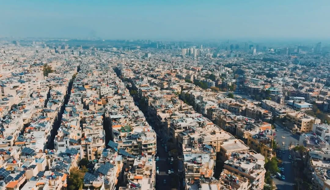 "هيومن رايتس ووتش" تطالب برفع العقوبات التي تعرقل تعافي سوريا وإعادة الإعمار