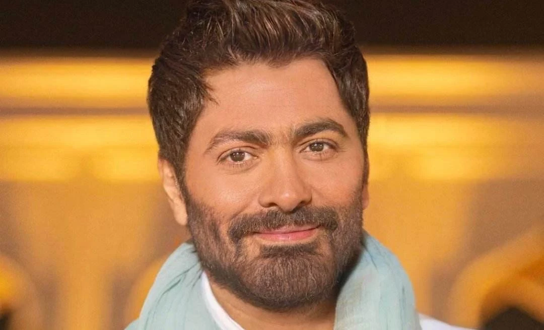 تامر حسني يحيي حفلاً غنائياً على طريقة "سوبر مان"