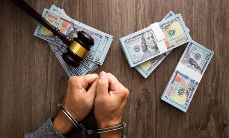 مصر... القاء القبض على رجل أعمال وشقيقه بتهمة التجارة غير المشروعة بالنقد الأجنبي وضبطهما بحوزتهما شيكلات إسرائيلية.