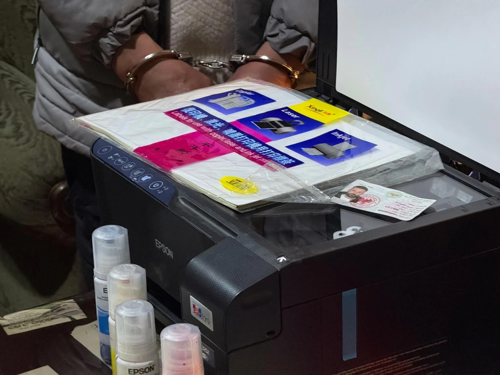 تفكيك شبكة تزوير بطاقات أمنية في حلب… ماذا ضُبط بحوزتها؟