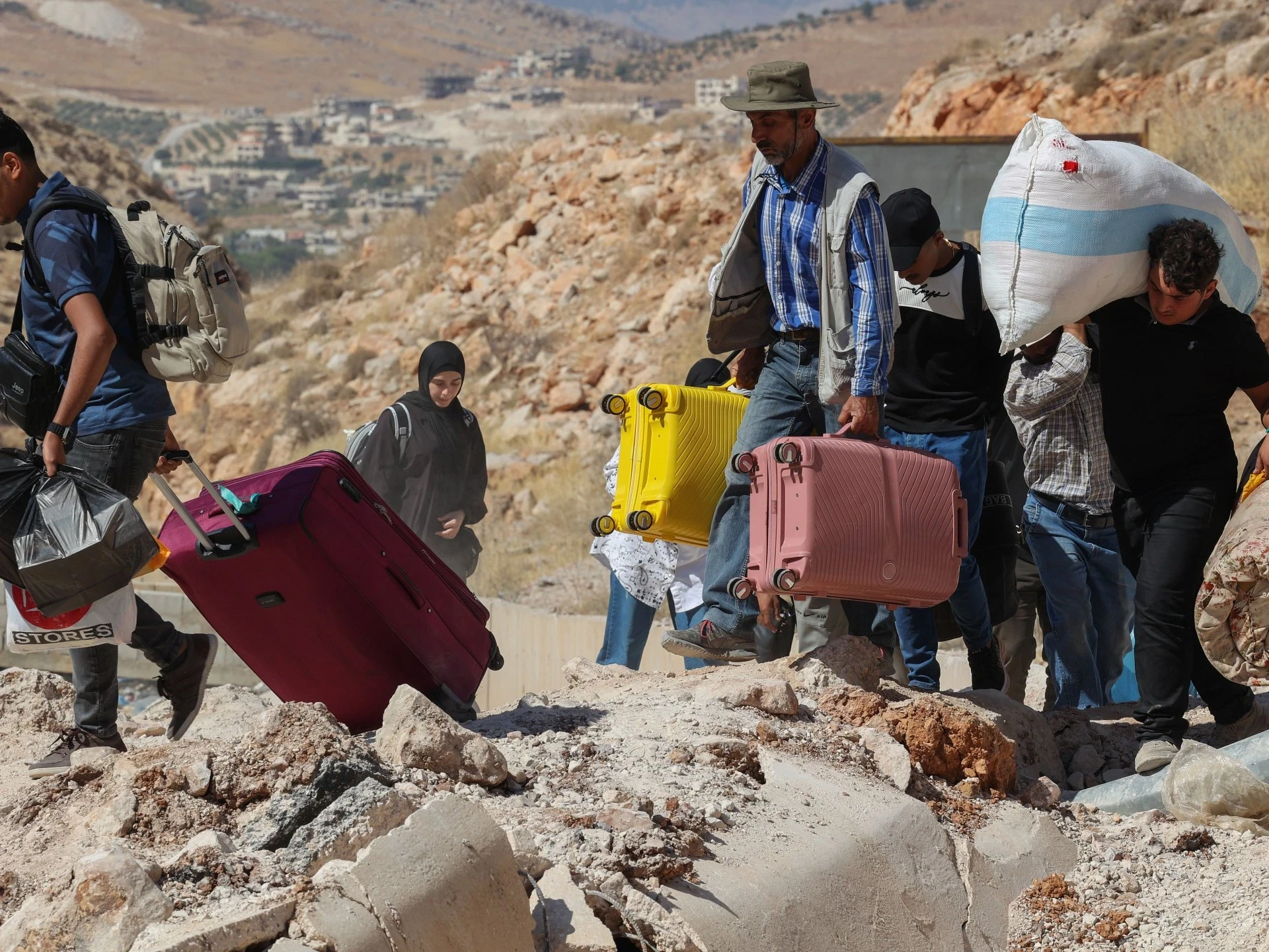 عودة عائلات لبـنانية مرتبـطة بـ"حـز.ب .الله" من سوريا بسـبب مخـ.ـاوف أمنـ.ـية