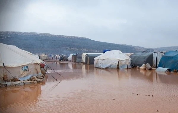 عاصـ.ـفة مطرية تـضـر بمخـيمات للنـازحين في ريف حلب الشمالي