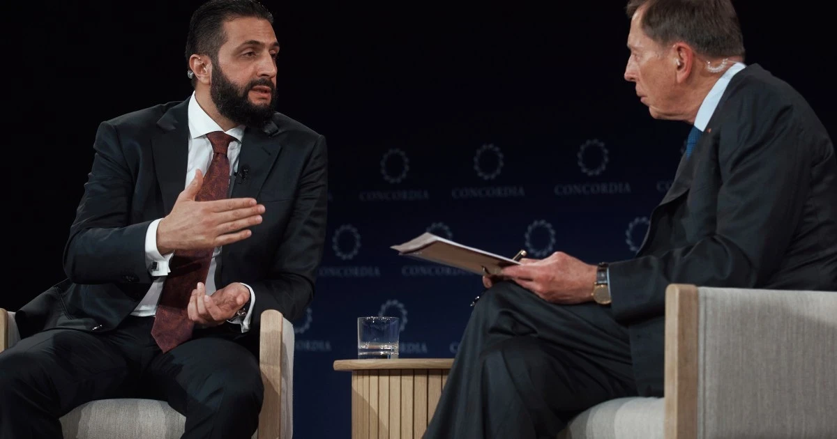 بترايوس يروي تفاصيل لقائه مع الرئيس السوري الجديد أحمد الشرع