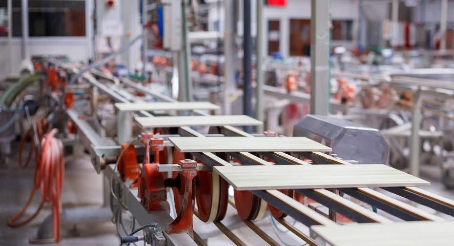 شراكة سورية إيطالية مرتقبة لتحديث مصانع السيراميك والإسمنت ودعم الصناعة المحلية