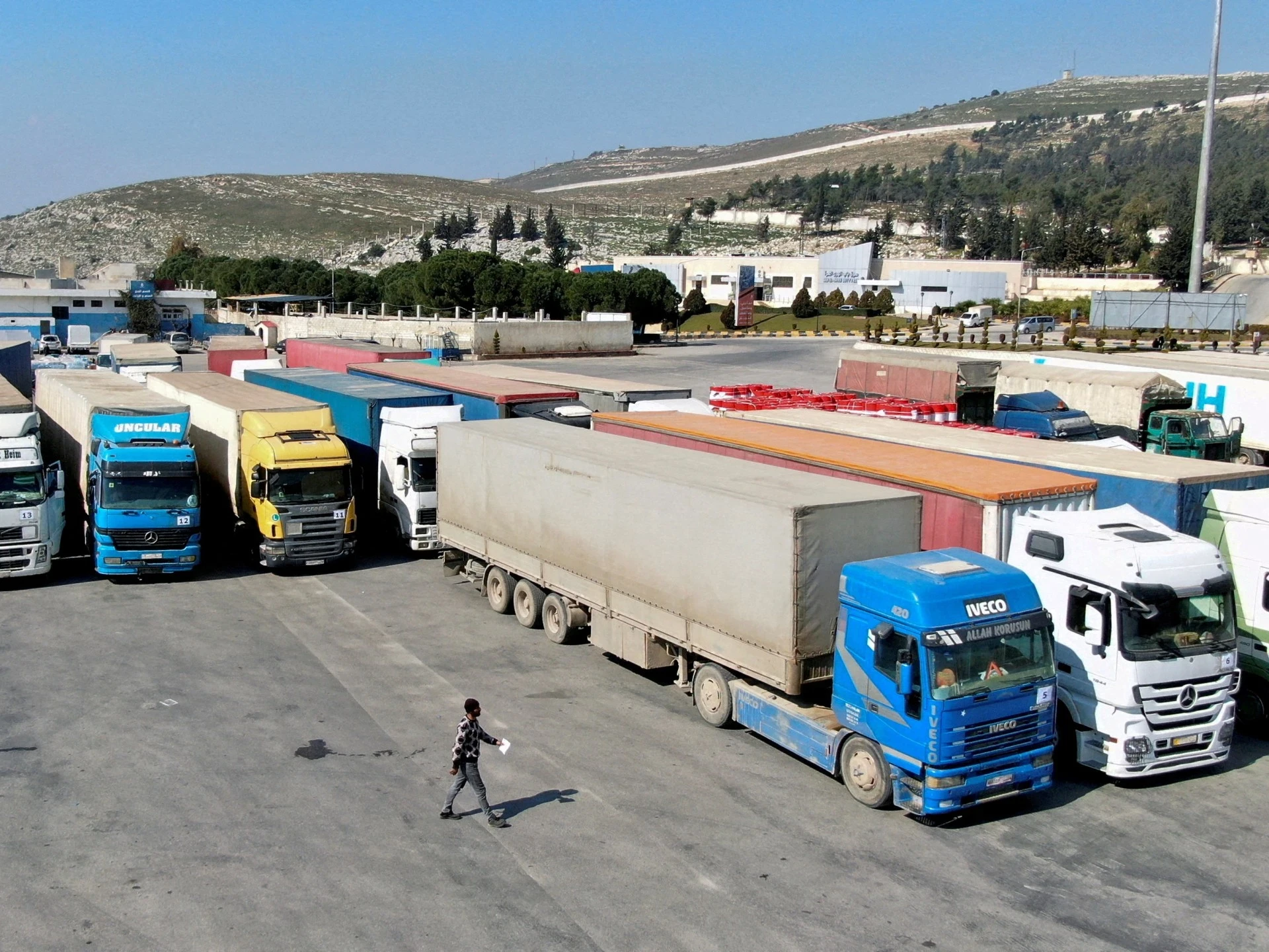 تمديد فترة السماح بإدخال المساعدات الإنسانية إلى سوريا