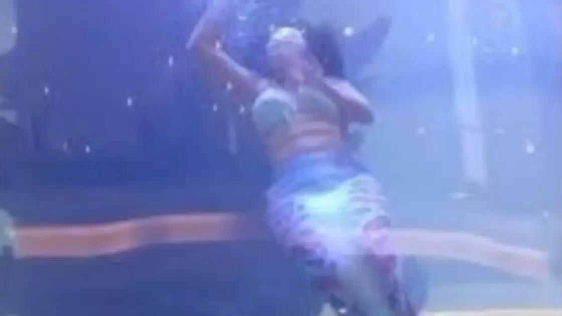 لحظة مثيرة تحبس الأنفاس... احتجزت تحت الماء مختنقة أمام حشد المتفرجين