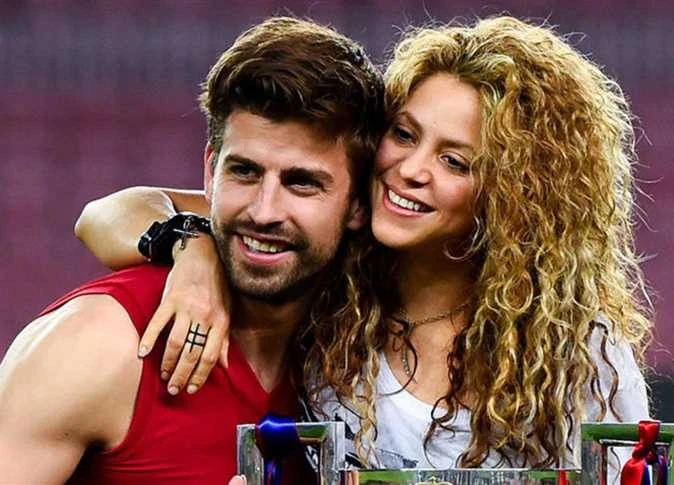 جيرارد بيكيه في موقف محرج على المسرح بسبب شاكيرا: "أنا بطل العالم وأنتم نكرة"