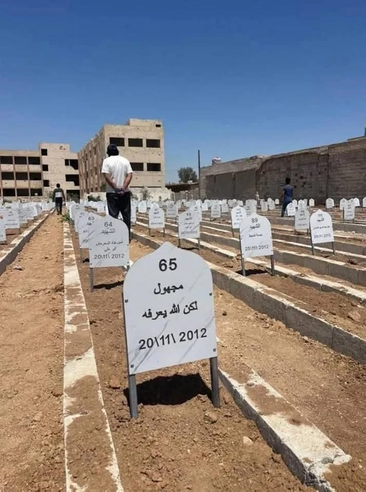 صور مؤثرة من مقـ.ـبرة في سوريا تكشف عن معـ.ـاناة لا تزال حاضرة في الذاكرة