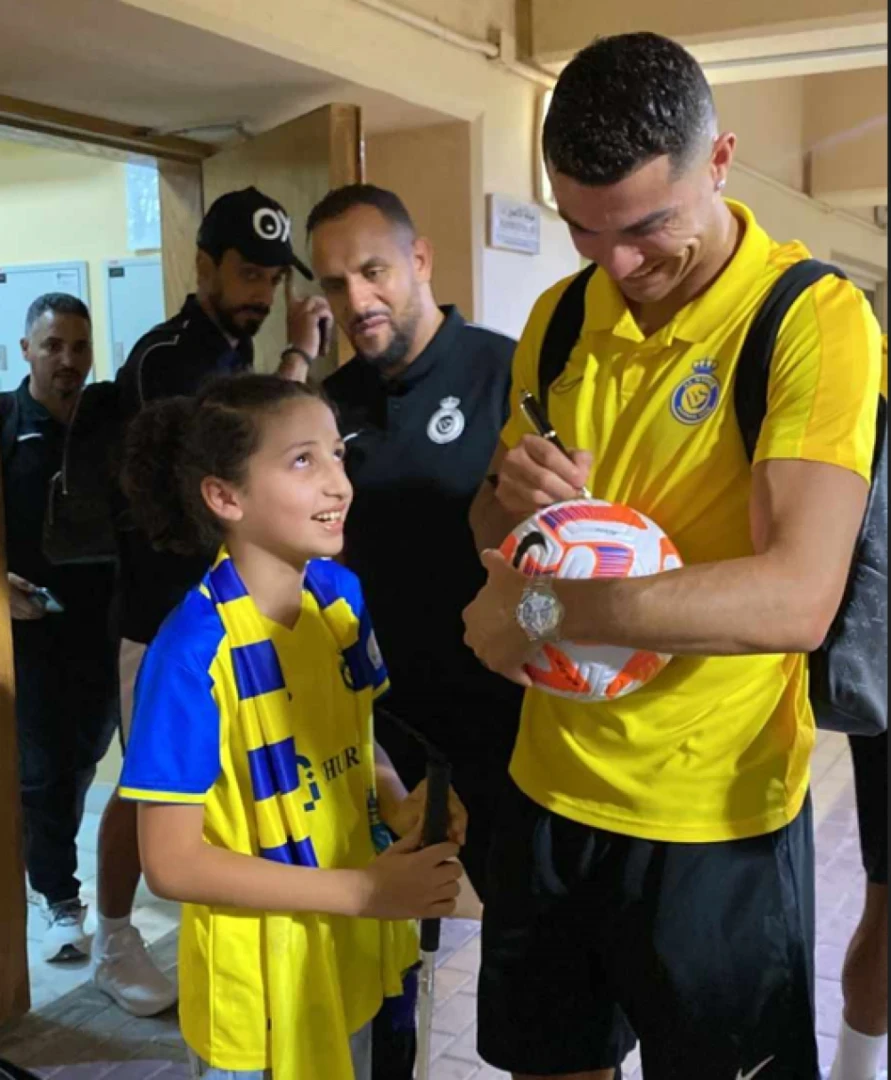 بالفيديو... لفتة إنسانية مؤثرة من كريستيانو رونالدو: عندما منح الدون كرة "الهاتريك" لطفلة كفيفة وأثرت في قلوب الجميع