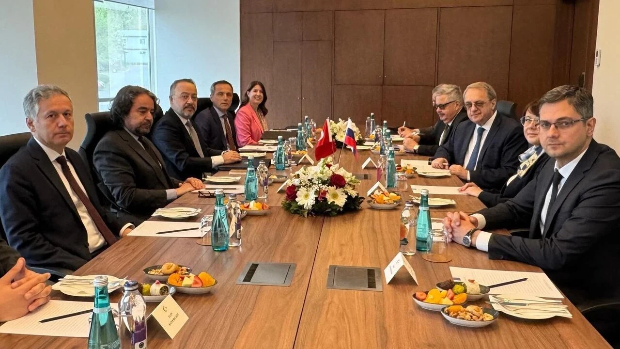 مشاورات روسية تركية مكثفة حول سوريا وغـ زة: دعم للحل السياسي وتحذيرات من التصعيد