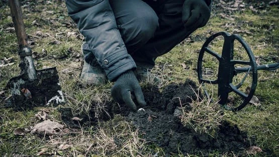 حمّى البحث عن الكنوز تشتعل في سوريا: تجارة أجهزة كشف المعادن تزدهر بعد غياب الرقابة