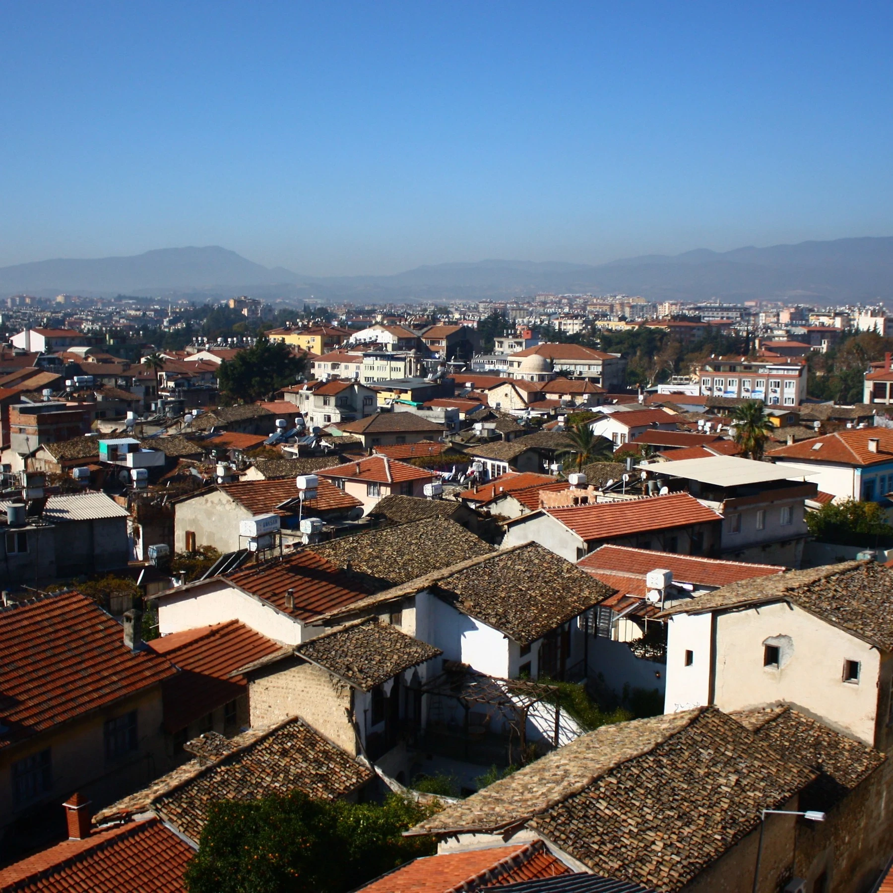 لحظة هروب سائق مركبة في أنطاليا وتصادمه بمبنى أثناء محاولة الهروب من الشرطة