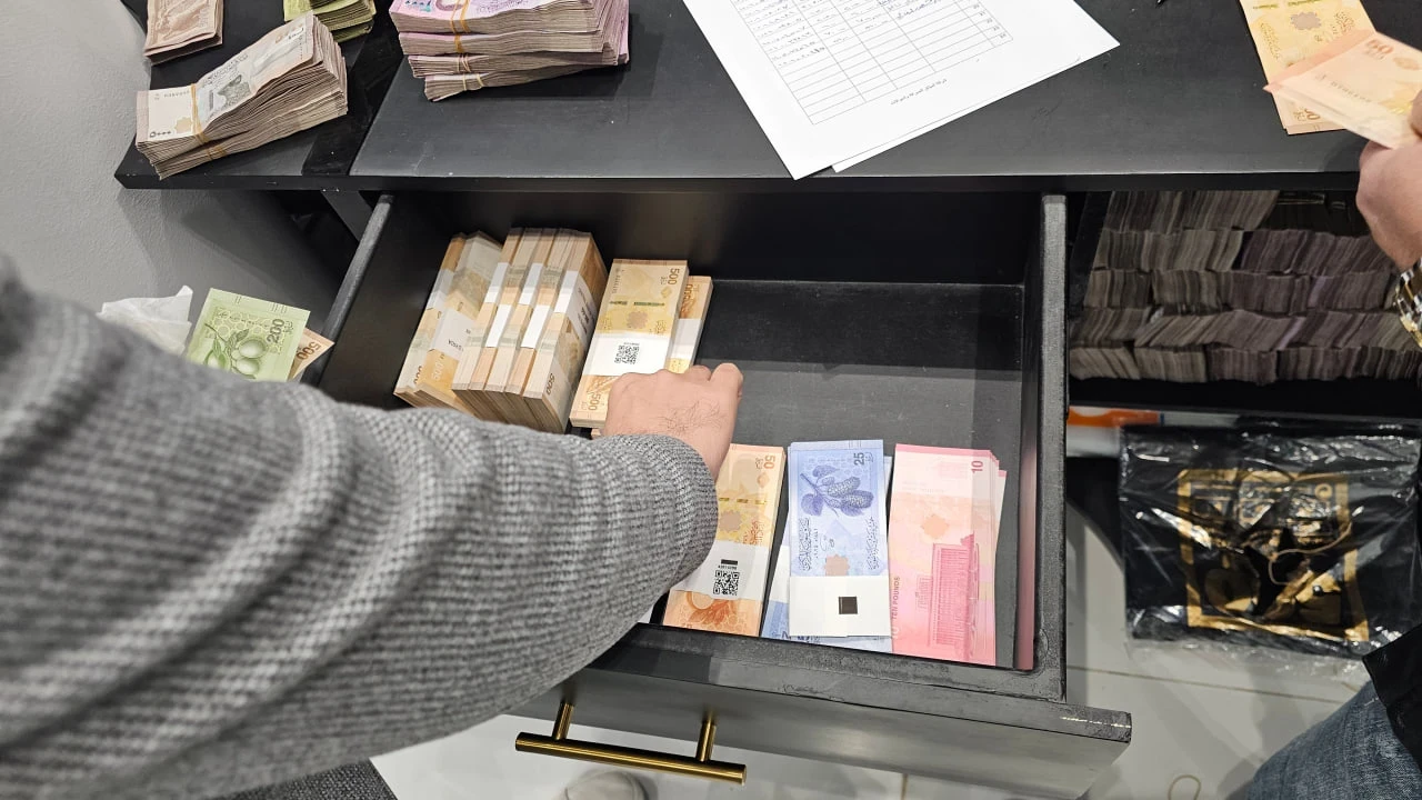 تحسّن نسبي بسعر الليرة السورية في افتتاح تعاملات الخميس