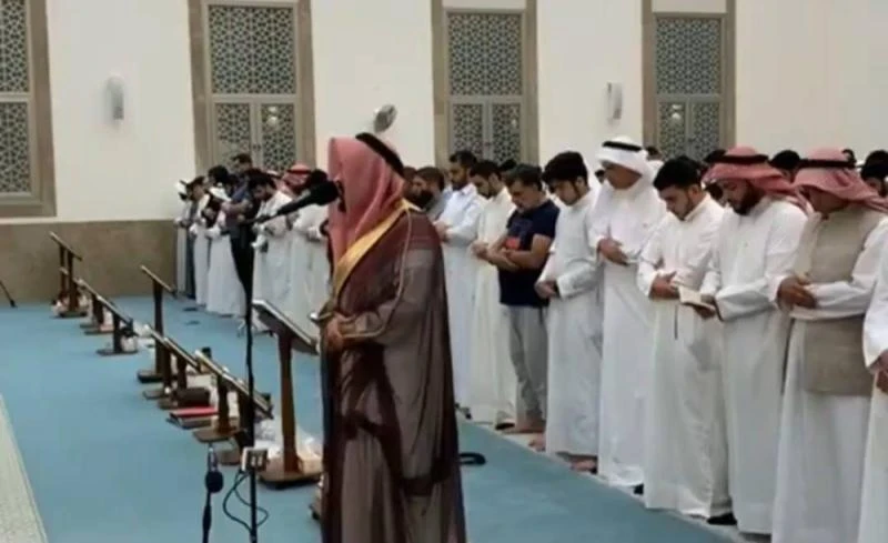 بالفيديو صـراخ شخص مسـحـور بعد قراءة آية قرآنية تتحدث عن الشـيطـان... والامام يوضـح الواقعة