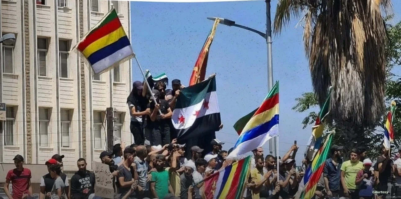 السويداء تحت الأضواء: احتجاجات ترفع رايات الطائفة وتثير جدلاً حول وحدة سوريا