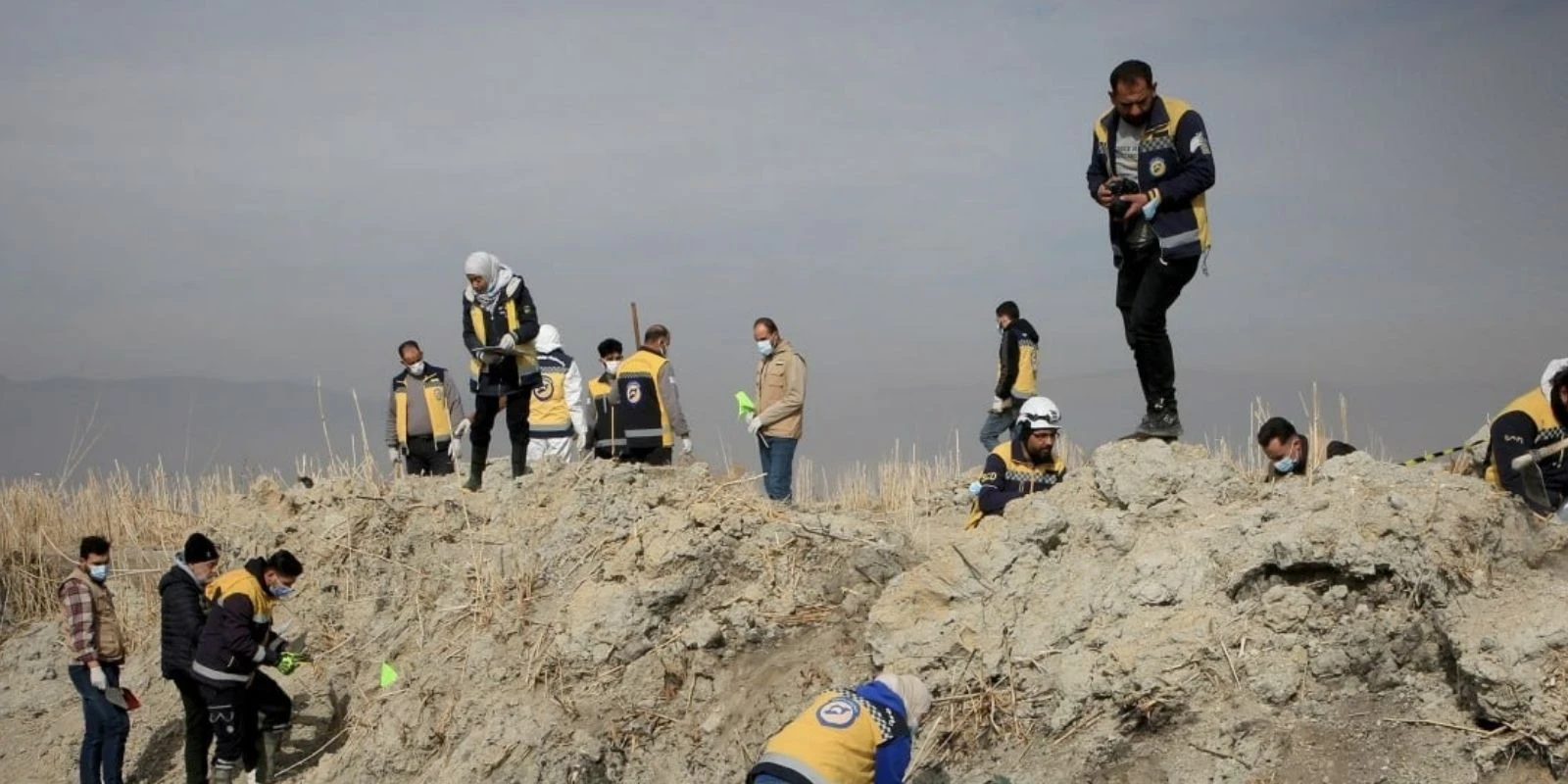 العثور على مقـ..ـبرة جماعية في مقر عسكري سابق بريف دير الزور