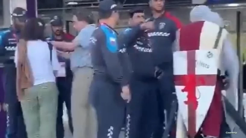 تحذير للإنكليز من زي "الحملات الصليبية" بعد فيديو واقعة استاد خليفة