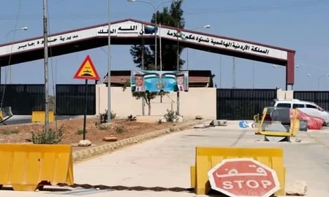 محـتجـون يغـلـقون معـبر نصـيب الحدودي احـتجاجًـا على قـيـود جـديـدة من إدارة الجمارك