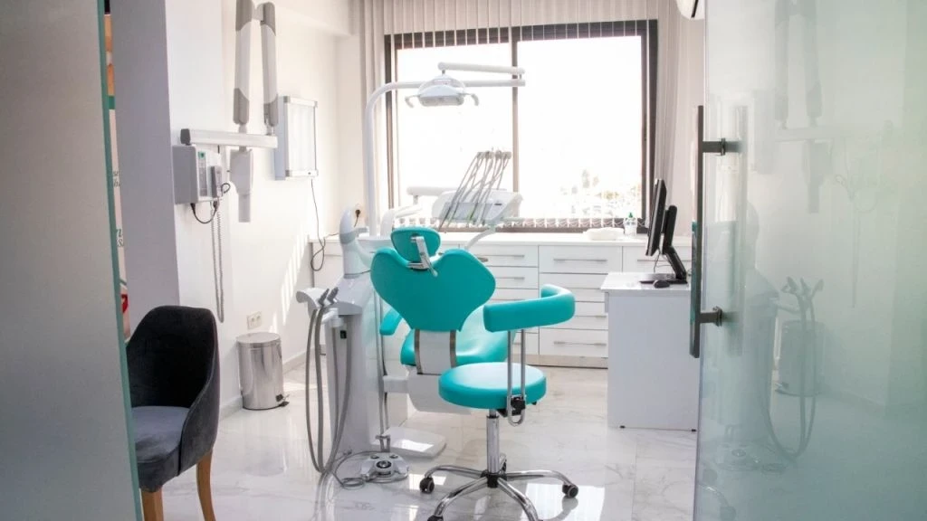 4500 طبيـب أسنان في سوريا بلا تخصص سنوياً بسـبب ضـعف القـدرة الاستيـعابيـة