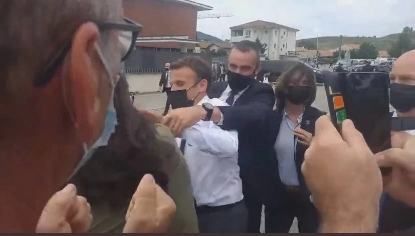 بالفيديو.. هل يأخد الرئيس الفرنسي لقب "الرئيس الأكثر صفعاً بلا منازع"