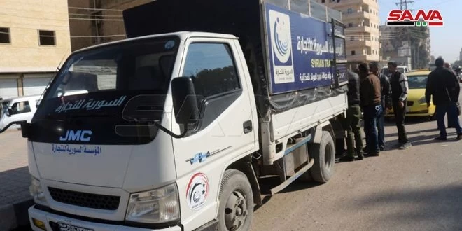 سيارة جوالة لتوزيع مادة السكر على المواطنين