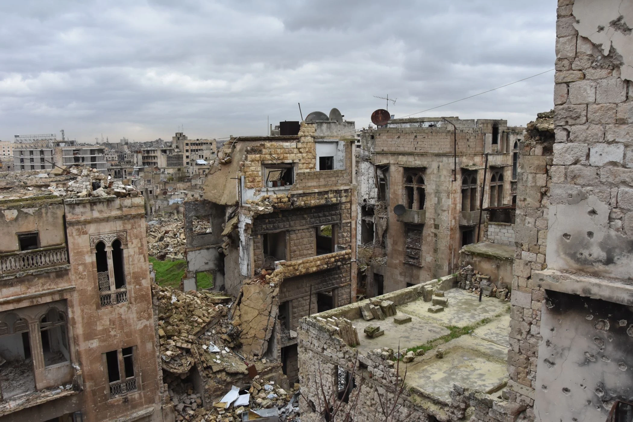 تقارير توثق انتهاكات بحق مدنيين ومنشآت دينية وخدمية في حلب