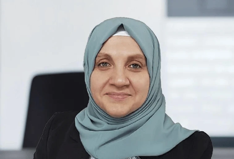 عائشـة الدبـس تـرد على الانتقـادات وتـؤكـد: سـنبني نمـوذجـاً فـريـداً للمـرأة السورية