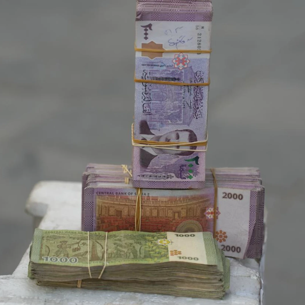 شحنة أموال ضخمة تصل إلى دمشق من روسيا.. ما علاقتها بالأزمة الاقتصادية؟