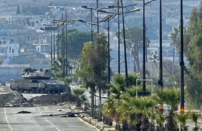 الجيـ.ـش الإسـر.ائـ.ـيلي يرفـع علـمه فـوق مبنـى محافظة القنيطرة