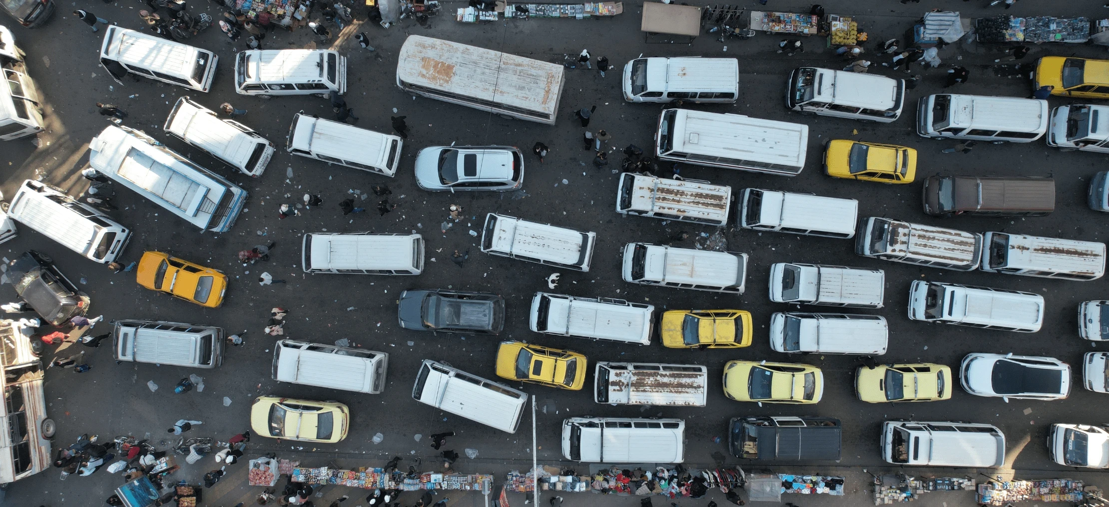 السوق السورية تشهد تدفقاً هائلًا للسيارات المستوردة وسط ارتفاع الأسعار رغم فتح باب الاستيراد