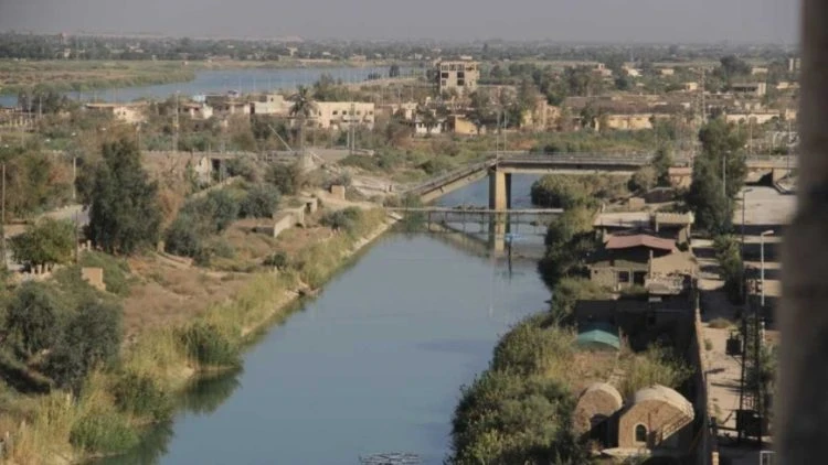 مؤسسة المياه في دير الزور تؤكد سلامة الفرات بعد سقوط شاحنة سماد