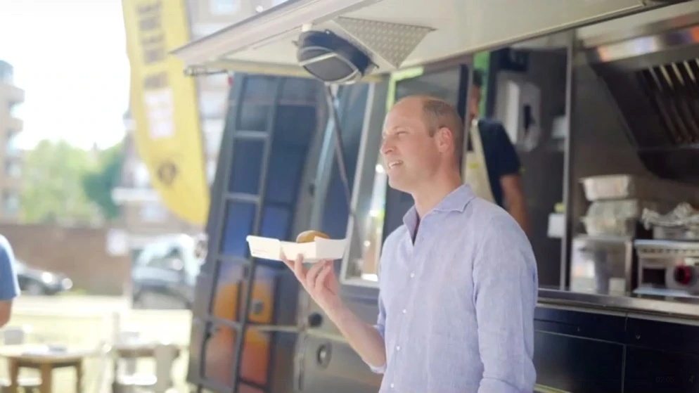 بالفيديو.. الأمير وليام يبيع البرغر في الشارع، ويثير الذهول بين الزبائن