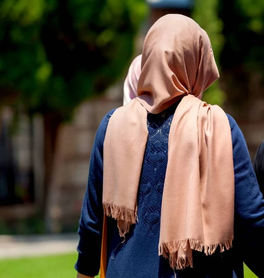 فنانة تحـذف صـورها القـديمة وتظـهر بالحـجــاب على إنستجرام.. فمن هي النجمة التي أشعـلـت مواقـع التواصـل؟