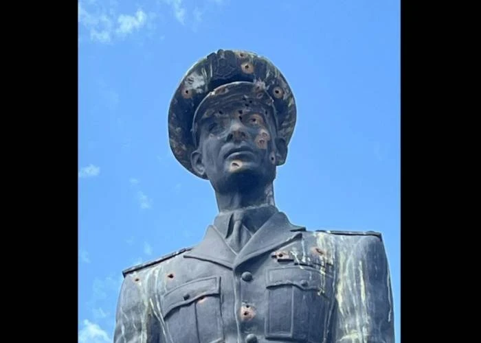 محامٍ يطالب بتحرك عاجل بعد الاعتداء على تمثال عدنان المالكي في دمشق