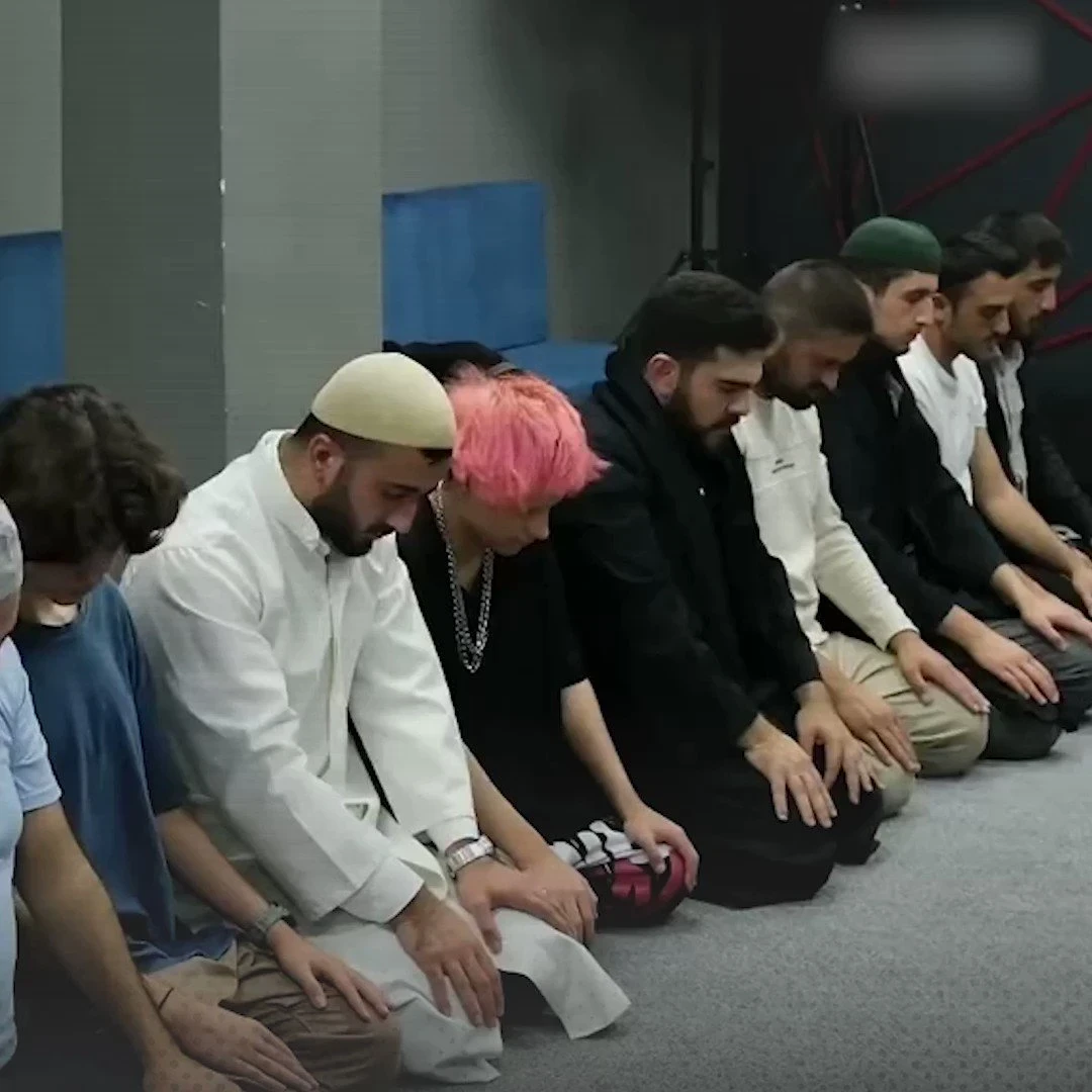 كان يـروج لعبـادة الشيـطـان وعاد للاسلام.. "افه بيجان" يؤدي العمرة ويتوب الى الله