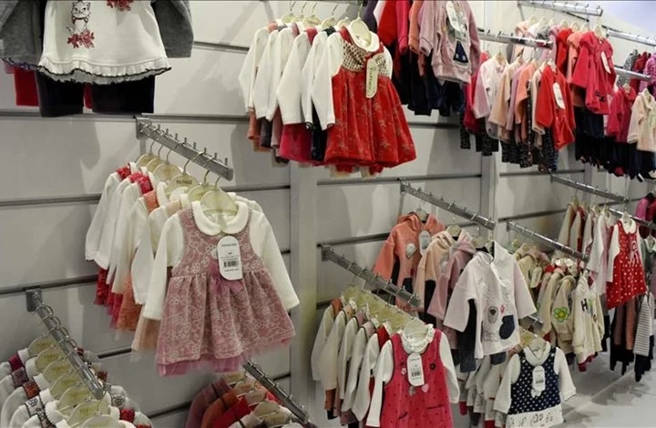 ضبط ألبسة للأطفال تحمل علامة الصليب بشكل ممـوه