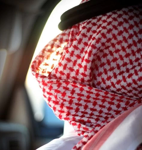 مصمم أزياء سعودي يثـ.ـير جـ.ـدلا واسعا بحديثه عن الشماغ "قبيـ.ـح على الرجل!"