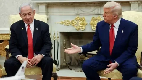 أكسيوس: إدارة ترمب لم تُخطر إسرائيل مسبقاً بلقائه مع الشرع أو برفع العقوبات عن سوريا