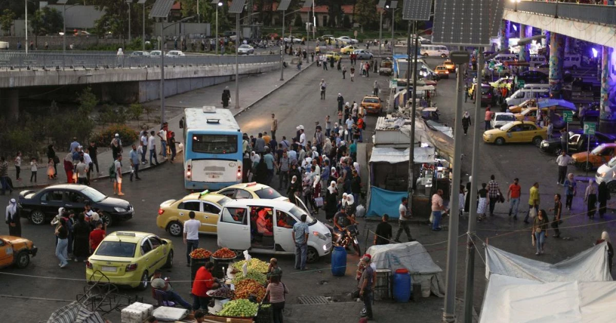 جمعية أصدقاء دمشق تطالب بإنهاء بيع المحروقات والدولار في الشوارع وتنظيم البسطات لحل أزمة المرور